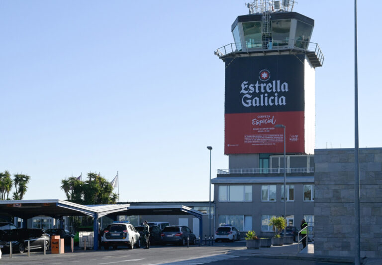 La presencia de un jabalí en la pista del aeropuerto de A Coruña obliga a desviar varios vuelos