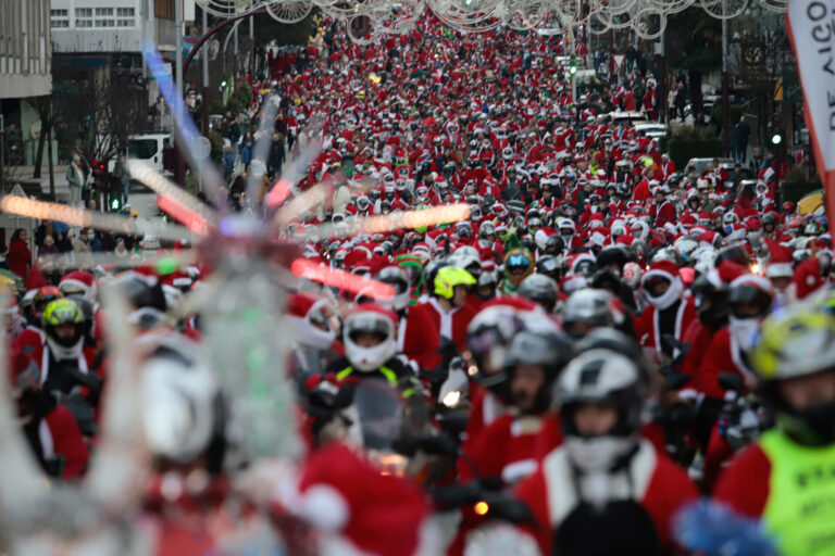 Miles de ‘papanoeles’ moteros toman las calles de Vigo un año más con fines solidarios