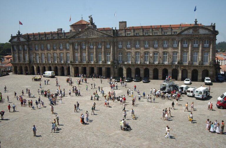 El pleno de Santiago aprueba el pago de facturas pendientes a pequeños proveedores, pero vuelve a rechazar las de Viaqua