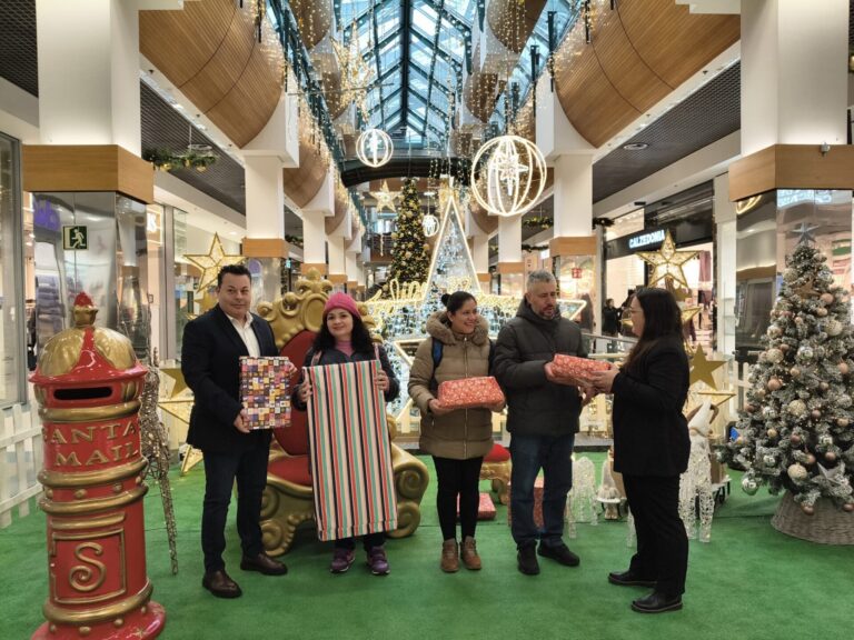 La Fundación Amigos de Galicia realiza una entrega simbólica de juguetes en el marco de la campaña ‘Comparte Ilusión’