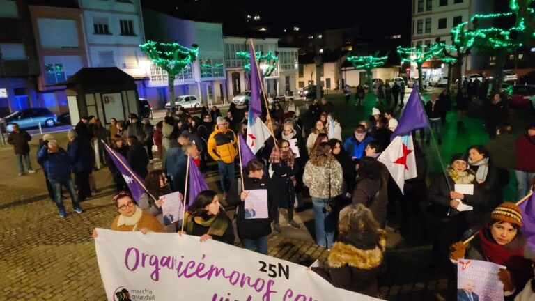 Un centenar de vecinos se concentran en Monforte minutos antes del primer pleno municipal tras las denuncias contra Tomé