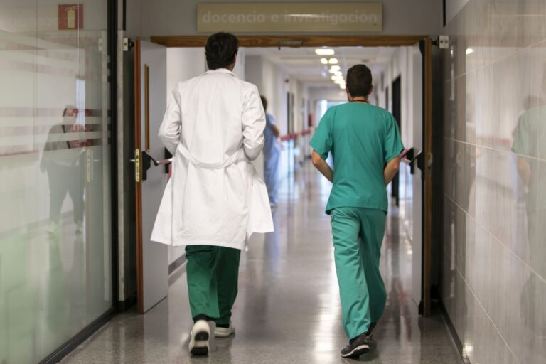 El Sergas convoca un centenar de plazas de difícil cobertura, incluidas más de 30 de pediatra