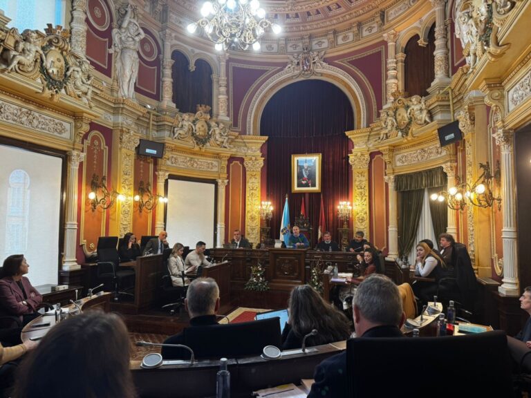El interventor confronta de nuevo a Jácome al afear un expediente «cojo» con Ecourense: «Uno habla inglés y otro chino»