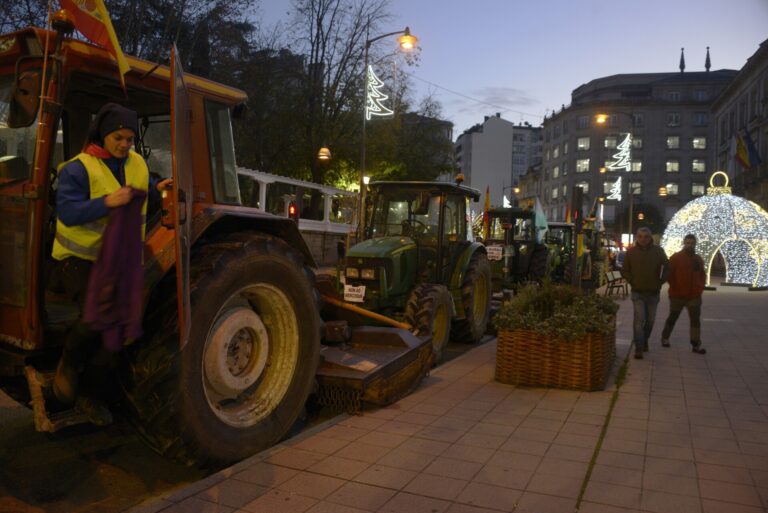 Ganaderos y agricultores regalan patatas y carne en la segunda tractorada en Ourense y se reúnen con Medio Rural