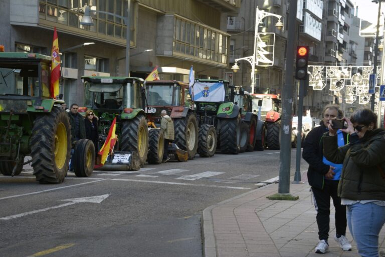Tractoristas se concentran en puntos de la provincia de Ourense para exigir condiciones «dignas» para el sector