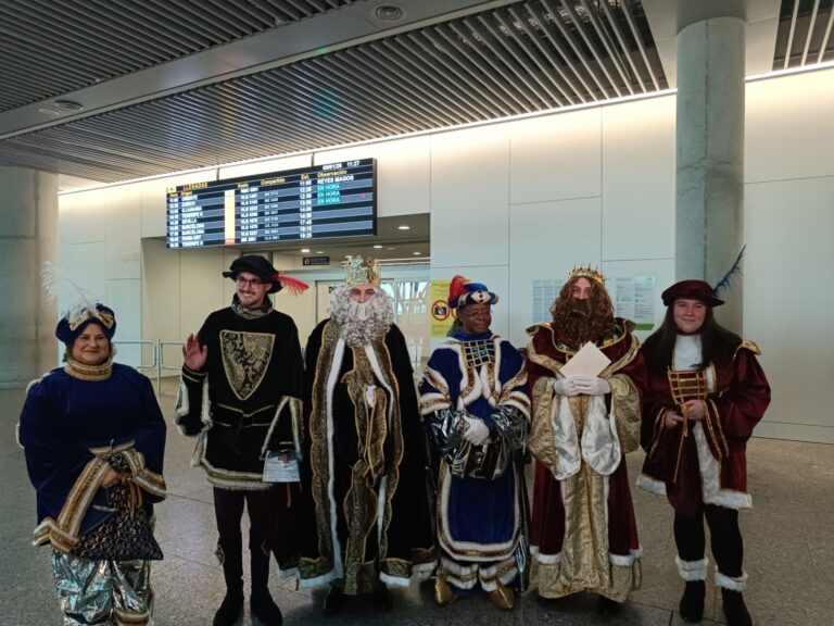 Los Reyes Magos aterrizan en Santiago en una jornada marcada por la ilusión, los nervios y los regalos