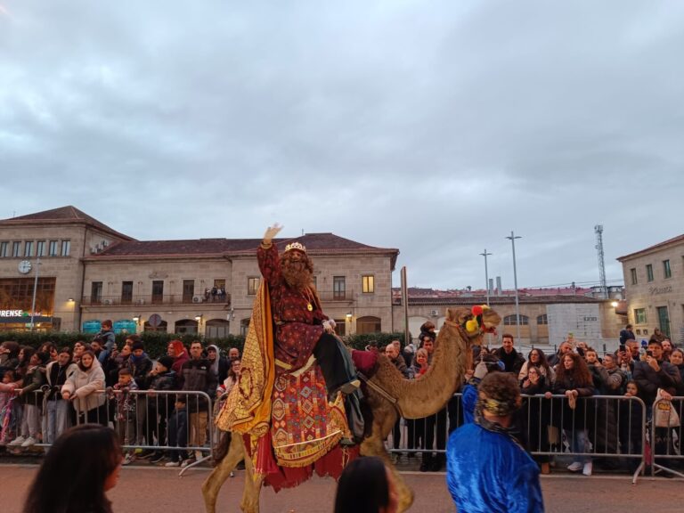 Los Reyes Magos reparten caramelos e ilusión a miles de personas en las Cabalgatas de Galicia