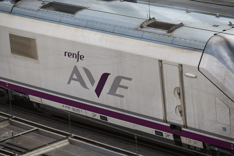 Renfe lanzará mañana una promoción de billetes de AVE desde 15 euros