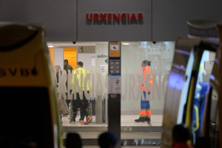 Personal del Chuac denuncia «colapso» en Urgencias y la gerencia defiende las medidas ante una «mayor demanda»