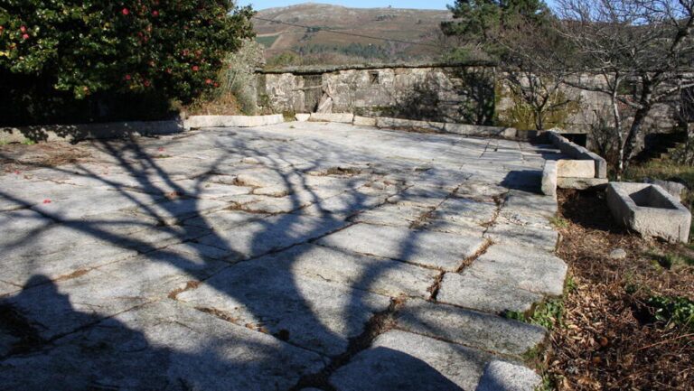 Un estudio de la USC descubre catorce lugares de prensado de cera de abejas en el noroeste peninsular