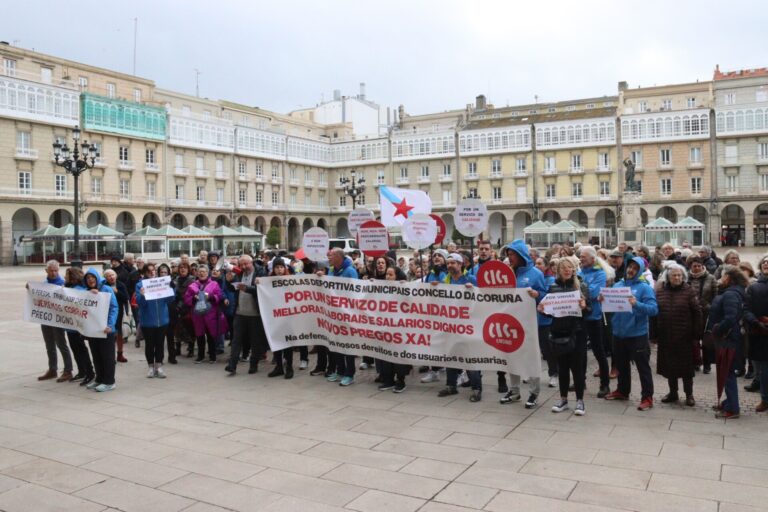 Personal de las escuelas deportivas municipales de A Coruña secunda una nueva jornada de paro en demanda de sus salarios