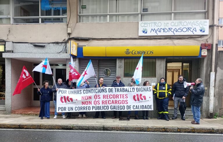 Empleados de Correos se concentran en la oficina de Bueu, que acumula 15.000 envíos sin entregar por «falta de personal»