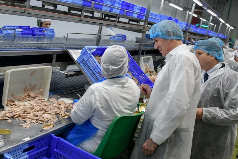 Rueda destaca el interés estratégico de Jealsa como aval a la prórroga de 75 años a su continuidad en el puerto de Boiro