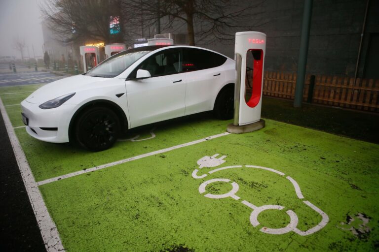 Los puntos públicos de recarga eléctrica aumentan a cerca de 2.000 en Galicia en 2025, un 27% más que en 2024