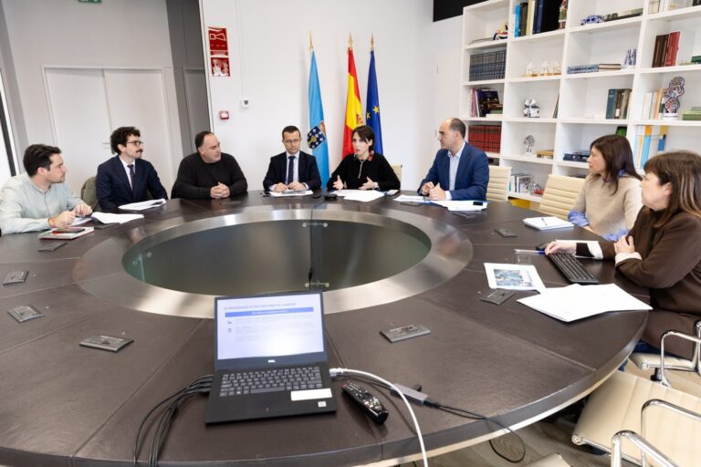 Lorenzana aborda con la mesa de diálogo social la tramitación de los planes directores para los sectores industriales