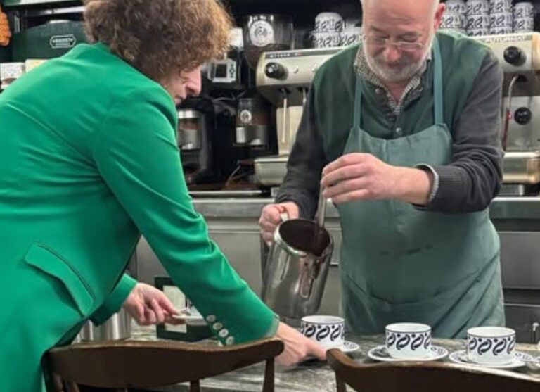 Crónica.- La política local de Santiago despide a la histórica cafetería Paradiso, que cierra por jubilación