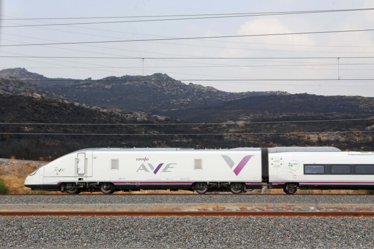 La rotura «intencionada» de una catenaria obliga a interrumpir la circulación entre Monforte de Lemos y Laxosa (Lugo)