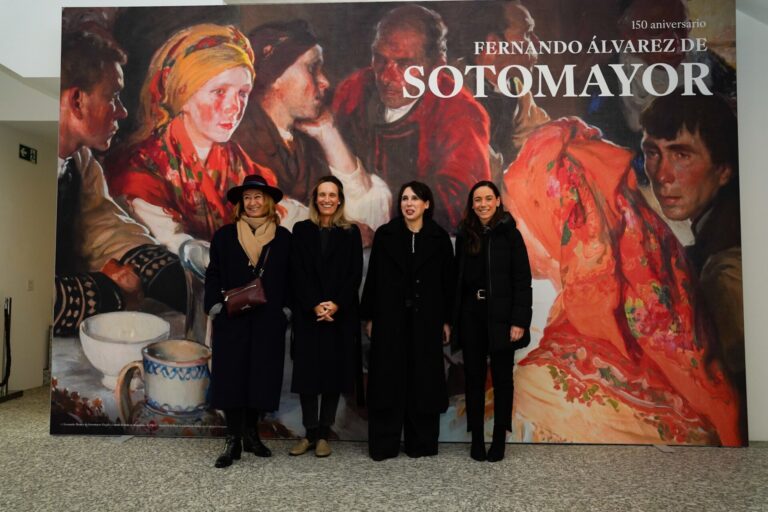Lorenzana visita la exposición de Fernando Álvarez de Sotomayor, ubicada en la Fundación Barrié