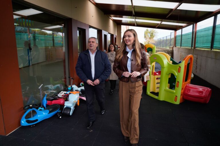 La Xunta destinará 30.000 euros a cubrir el patio exterior y dotar de un almacén a la escuela infantil de Carral