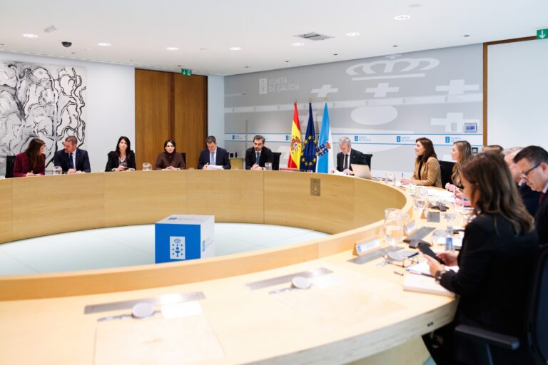 Consello.- La Xunta propone «contratos» de alumnos con su centro para regular las pantallas fuera de horario escolar