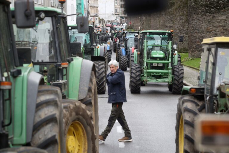 Rural.- Medio centenar de tractores siguen aparcados en la Ronda de la Muralla de Lugo contra el acuerdo de Mercosur
