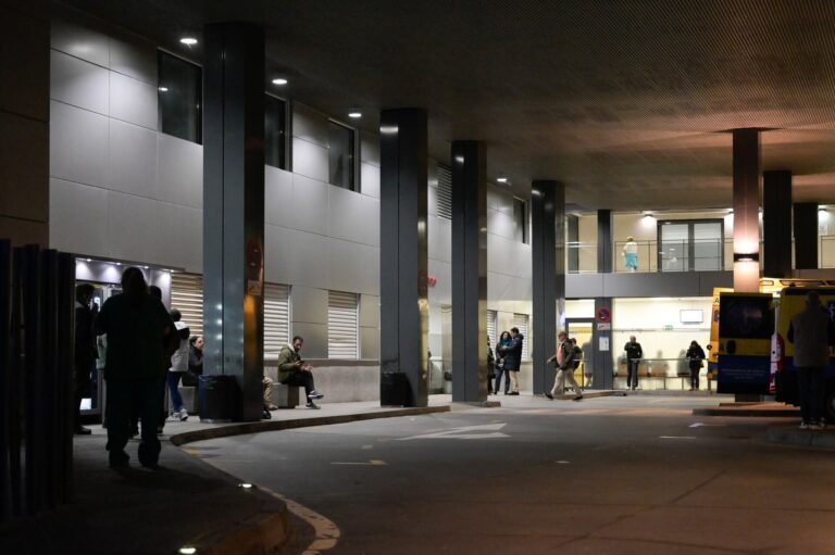 (AM) Denuncian el «colapso» de Urgencias hospitalarias, con reubicación de pacientes y reajuste de cirugías no vitales