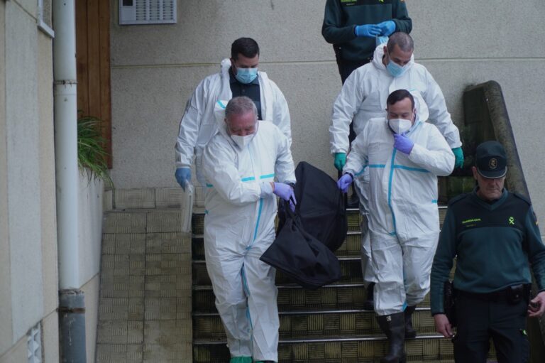 FOTO: La basura acumulada por un hombre impide sacar su cadáver tras fallecer en su piso de Oleiros (A Coruña)