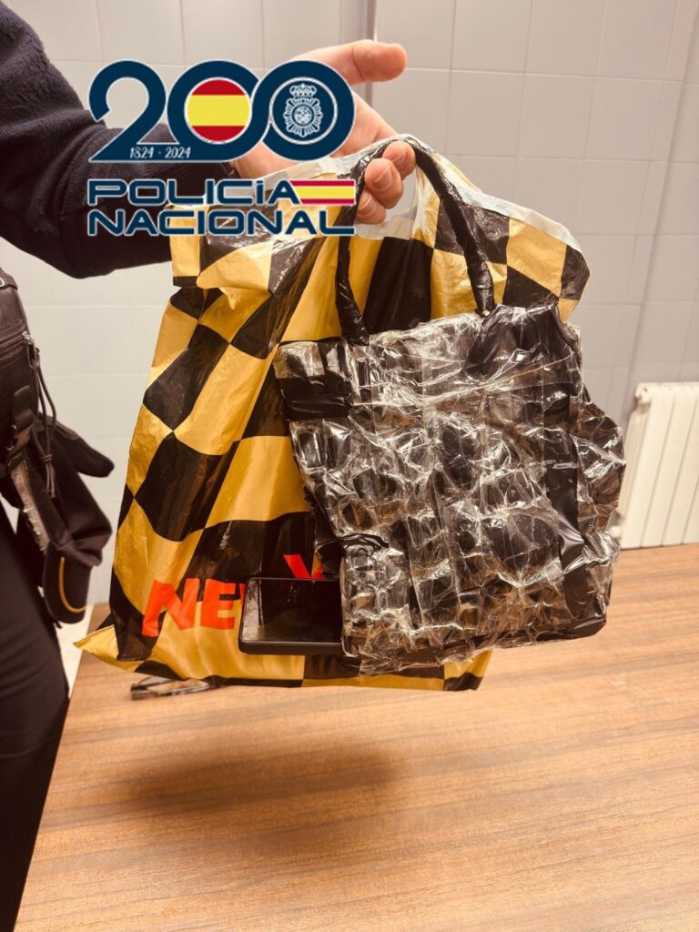 Sucesos.- Detenido un hombre en Pontevedra tras grabar partes íntimas de mujeres con un móvil escondido en una bolsa