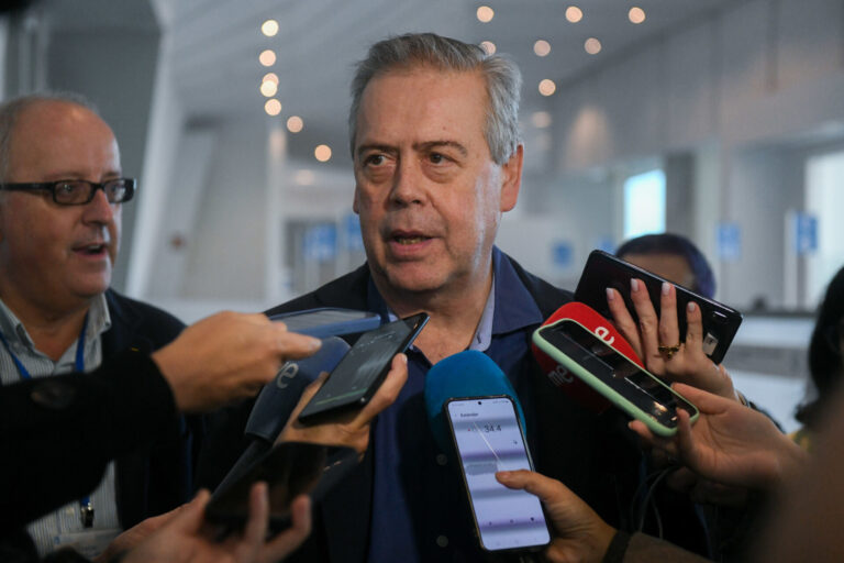 El conselleiro de Sanidade reconoce «picos de tensión asistencial» en Urgencias, pero defiende que el sistema «responde»