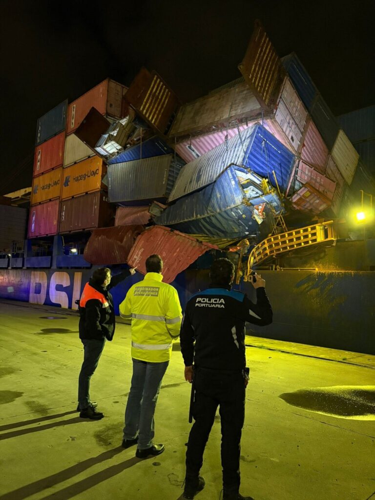 Atraca en el Puerto de Vigo un portacontenedores que sufrió un corrimiento de carga, aunque no hay riesgo ambiental