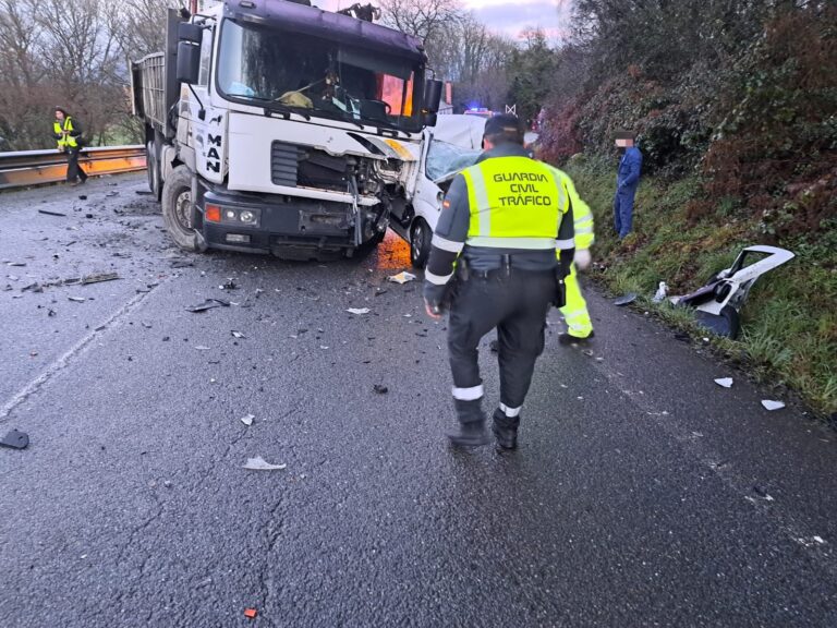 Muere el conductor de una furgoneta en una colisión frontal con un camión en Sarria (Lugo)