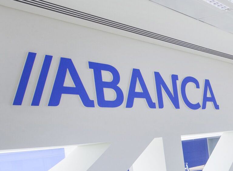 Fitch sube la calificación de Abanca a BBB+, segundo aumento en el último año