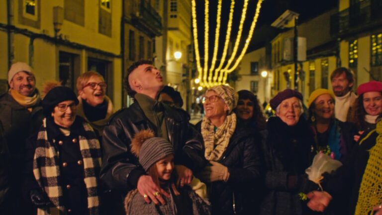 Mondra, Uxía y Malvela reinterpretan ‘Pola rúa de San Pedro’ con un videoclip en el barrio compostelano