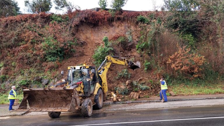 Lluvias causan un desprendimiento de tierras en una zona urbana de Santiago