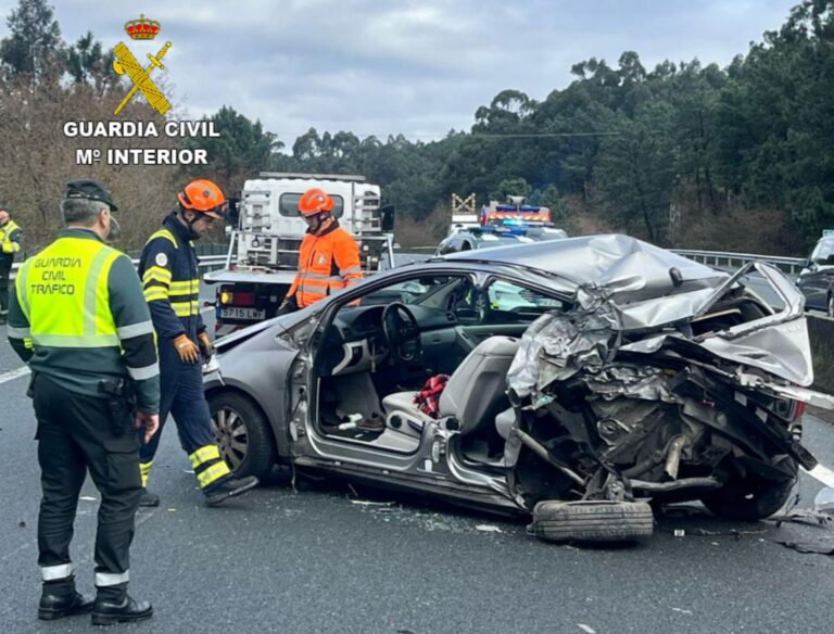 Sucesos.-(AM) Cortada la AP-9 en sentido sur en Portas por accidente entre un camión de mercancías peligrosas y coche