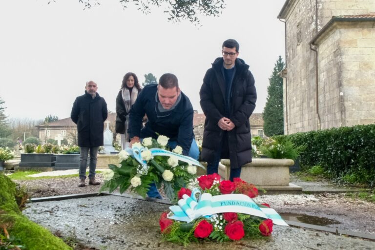 Ofrenda floral en la tumba de Cela por los 75 años de ‘La colmena’