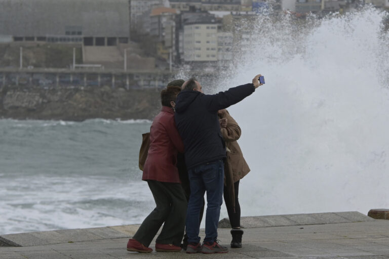 Alerta naranja este martes en la costa gallega por olas de más de 5 metros y avisos también por fuertes lluvias