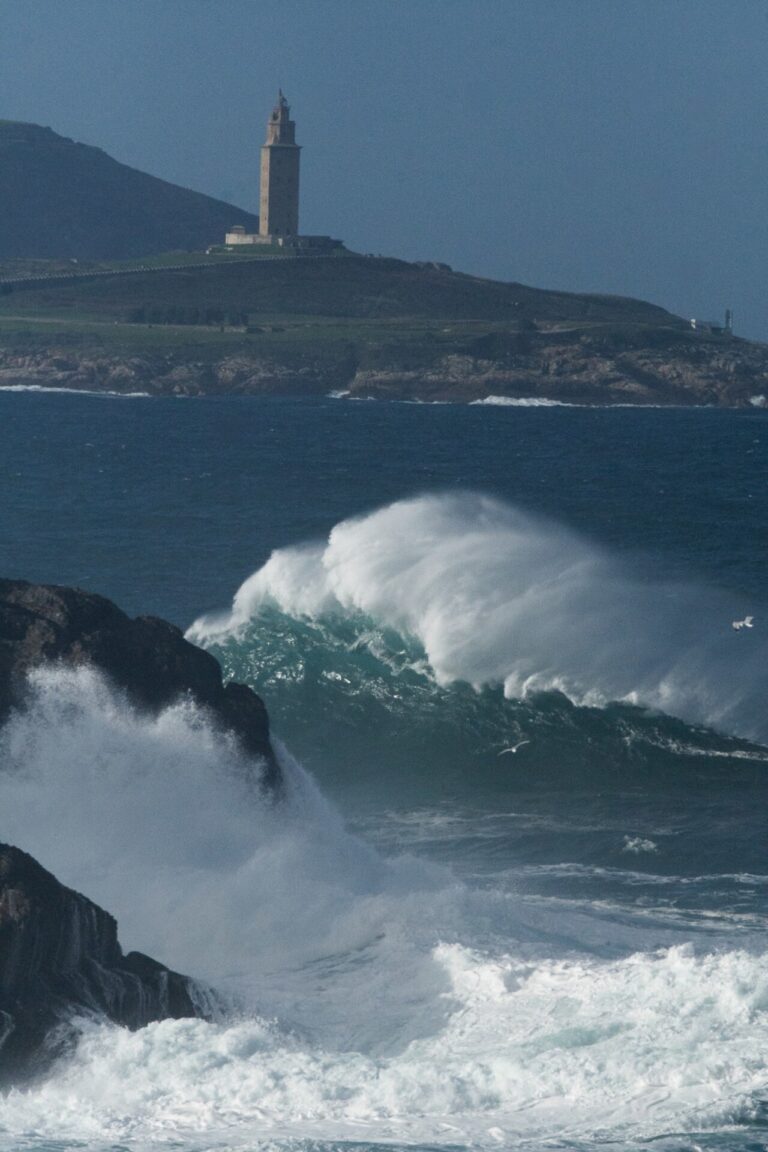 Lluvia, viento, nieve y olas activan mañana avisos en 14 comunidades, rojo en A Coruña por olas de hasta 9 metros