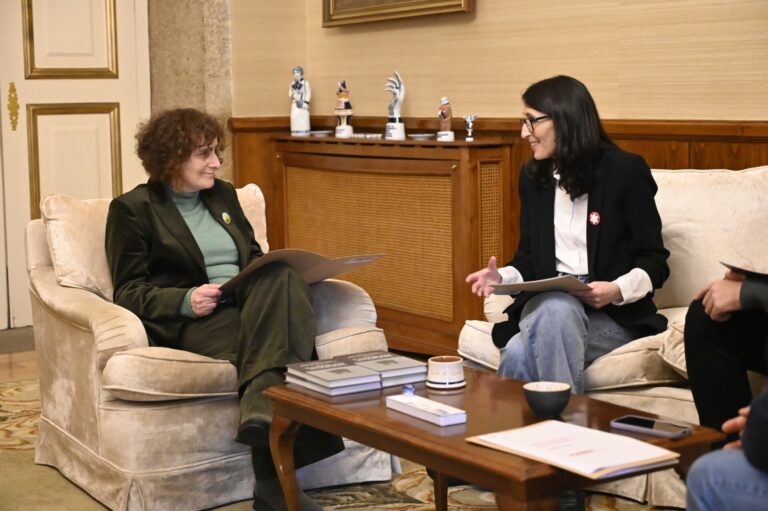 La candidata a rectora de la USC Rosa Crujeiras aborda con Goretti Sanmartín las principales líneas de su proyecto