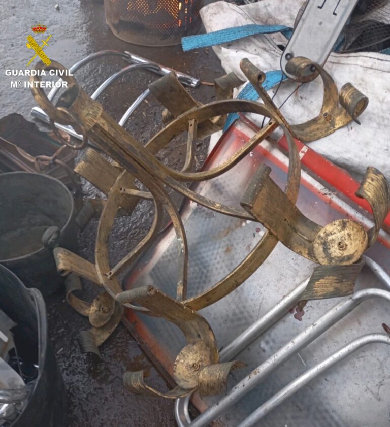 Investigan a dos varones por robar material y herramientas en Ribadumia y venderlos en una chatarrería