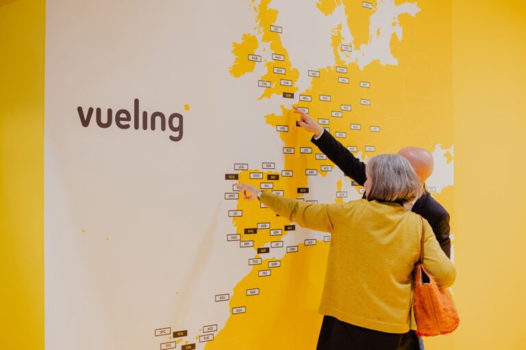 Vueling programa 1,6 millones de asientos en Galicia para la temporada de verano 2026, un 20% más