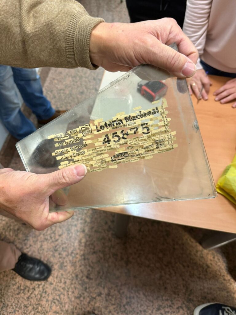 Un porriñés cobrará su participación agraciada con el segundo premio del Sorteo del Niño tras triturarla y recomponerla