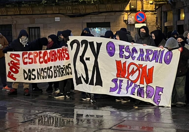 Decenas de personas protestan contra el desalojo del centro social okupado del casco histórico de Santiago