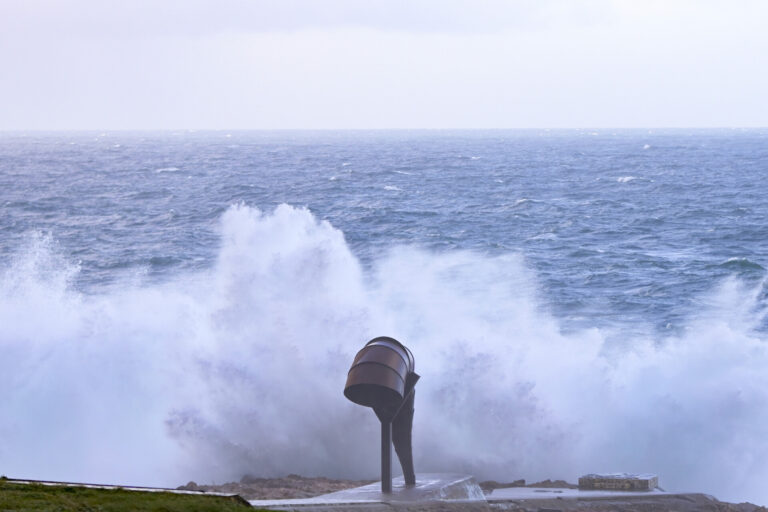 Catorce comunidades y Ceuta están en riesgo por lluvia, nieve, viento y olas con Galicia en rojo por oleaje de 9 metros