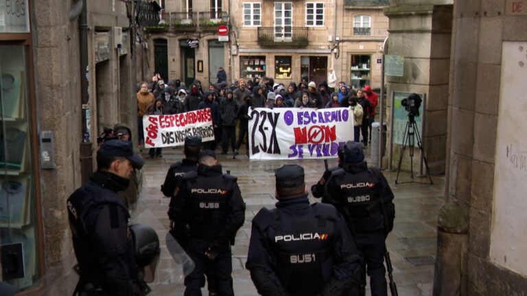 AM2.- La Policía Nacional desaloja sin incidencias el centro social okupado del casco histórico de Santiago