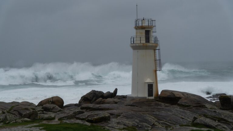 Alerta naranja este sábado por temporal costero en A Mariña y roja en el litoral de A Coruña y Pontevedra