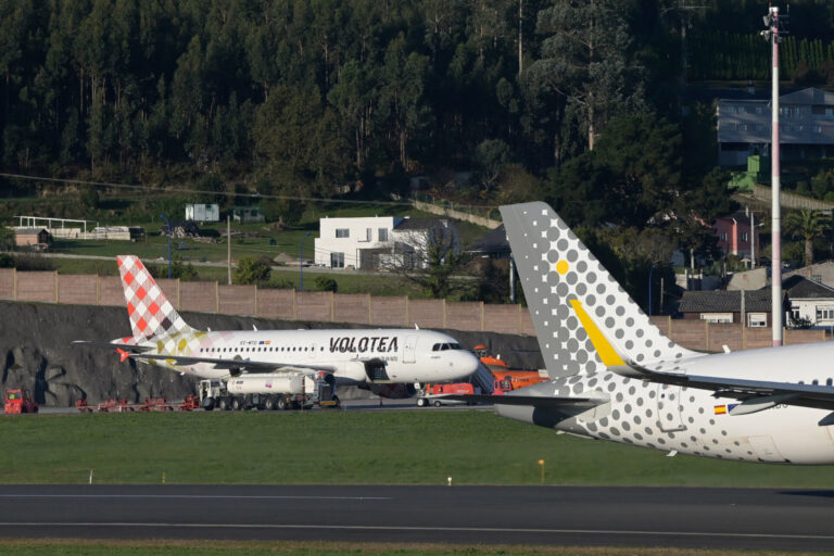 Temporal.- Desviado un avión del aeropuerto de A Coruña a Santiago en una jornada de fuertes vientos
