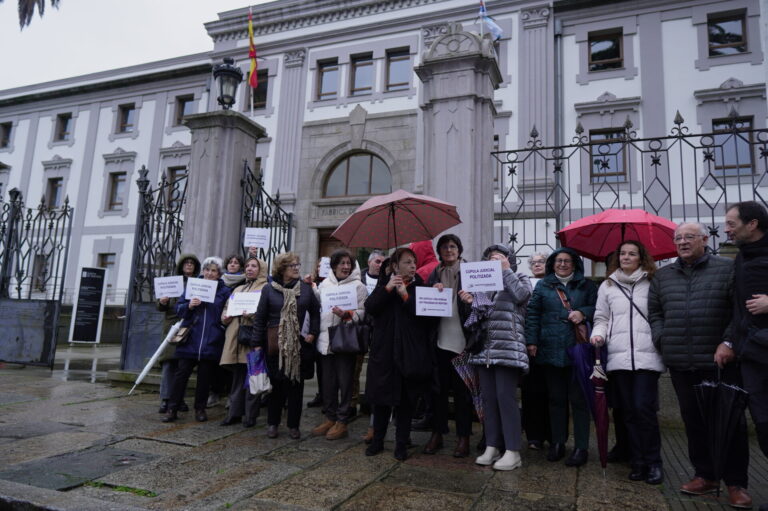 Víctimas de Angrois se concentran tras la absolución del exdirector de seguridad de Adif: «Es el más responsable»