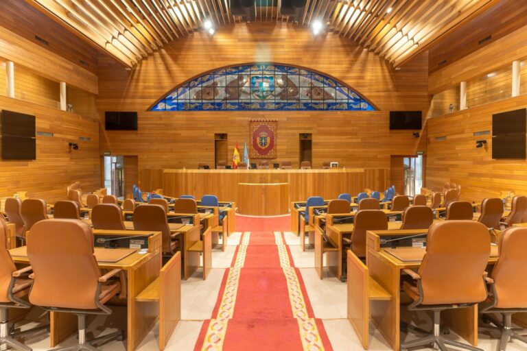 El choque de la AP-9, con dos diputados del PP heridos y otros afectados por el atasco, altera el orden del día