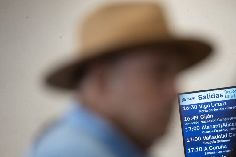 Temporal.-La red ferroviaria gallega registra una avería leve en el eje atlántico y un desprendimiento en Quiroga (Lugo)